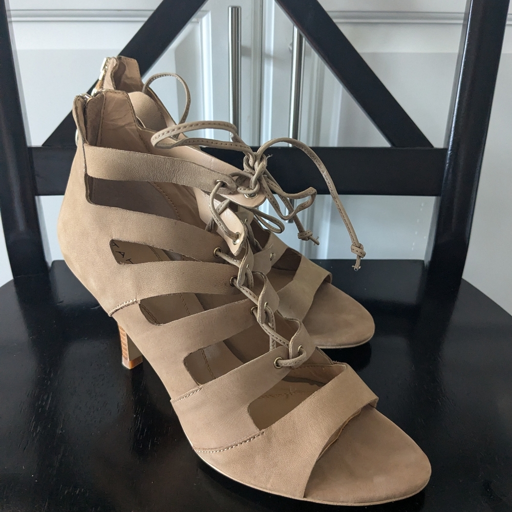 Pretty Tahari leather heels tan size 8